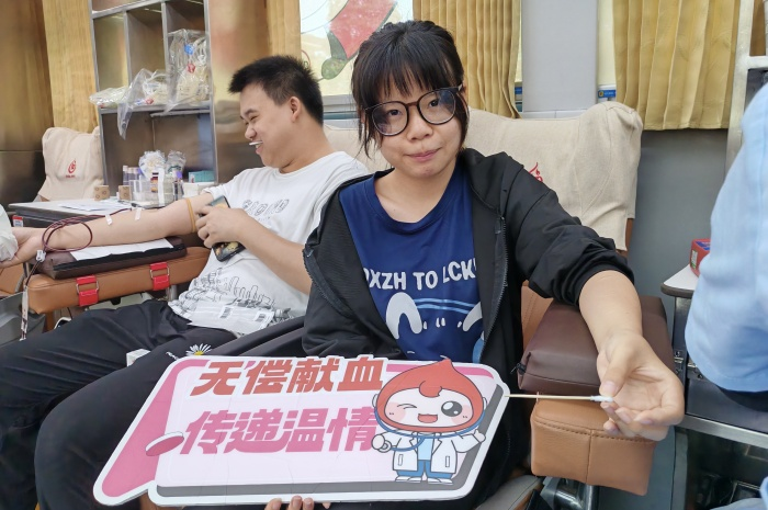 学生在献血车内献血.png