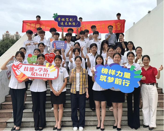 图4：朱诺玲和2024交通客运服务1班合影_副本.jpg