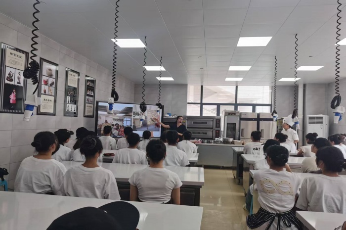 图1：周娟娟老师在授课中.jpg
