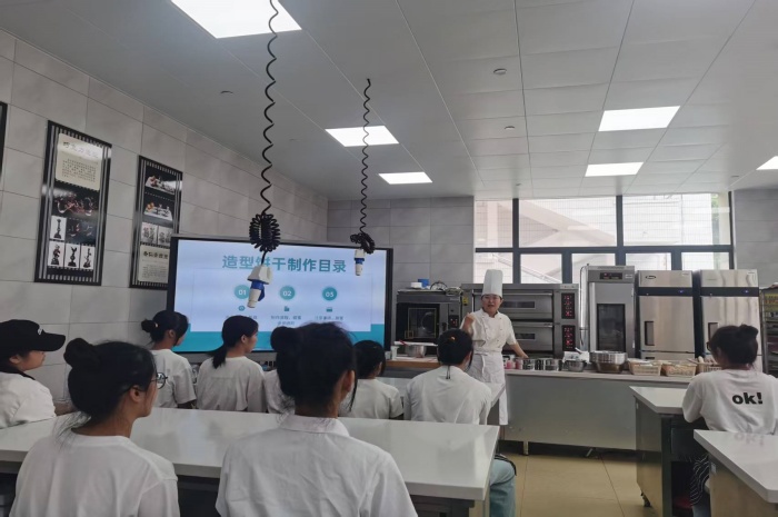 图2：张铭麟老师在授课中.jpg