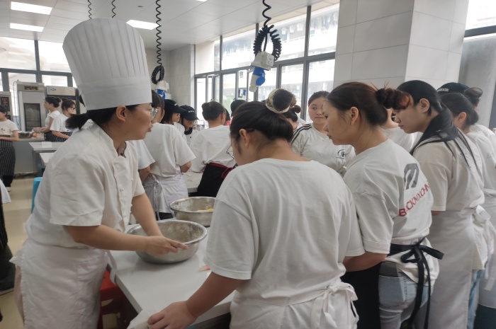 图3：张铭麟老师在示范操作讲解中.jpg