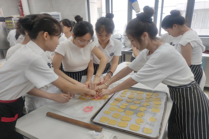 图4：学生以小组为单位制作饼干.jpg