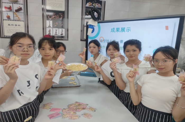 图5：学生与“劳动成果”合影.jpg