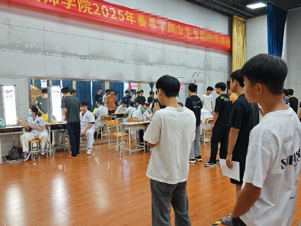 4.新生入学视力检测现场.jpg