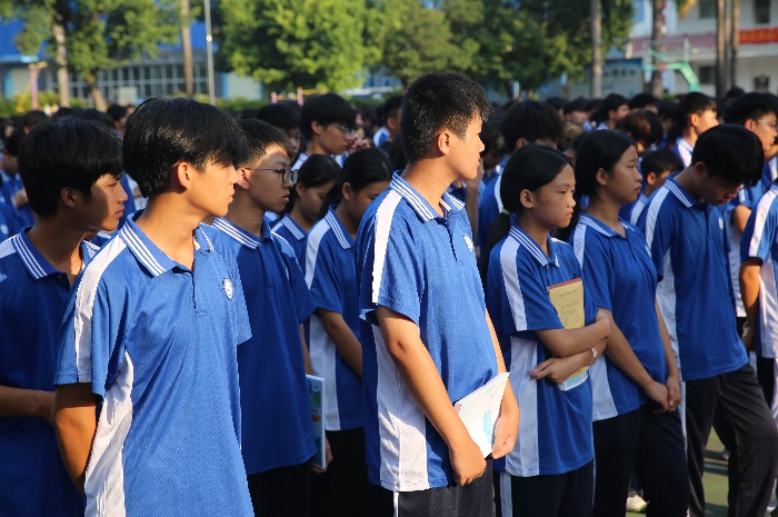 学生在认真听课_副本.jpg