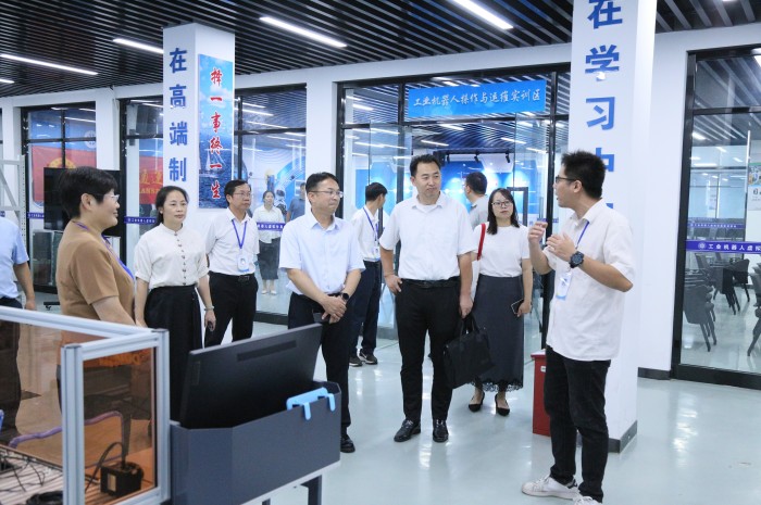 参观实训场地.jpg
